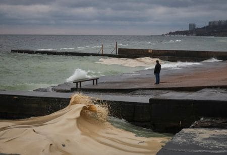 写真は南部オデーサ州の港の付近。2025年12月、ウクライナのオデーサで撮影。REUTERS/Nina Liashonok