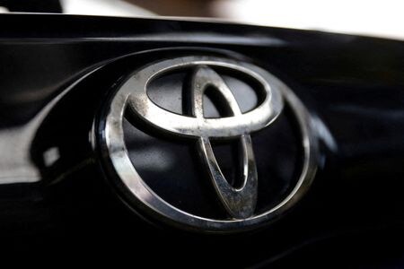 　２月６日　トヨタ自動車は６日、２０２６年３月期通期の連結純利益予想（国際会計基準）を上方修正し、前年比２５．１％減の３兆５７００億円になる見通しと発表した。写真はトヨタのロゴ。２０２５年７月撮影（２０２６年　ロイター／Dado Ruvic）