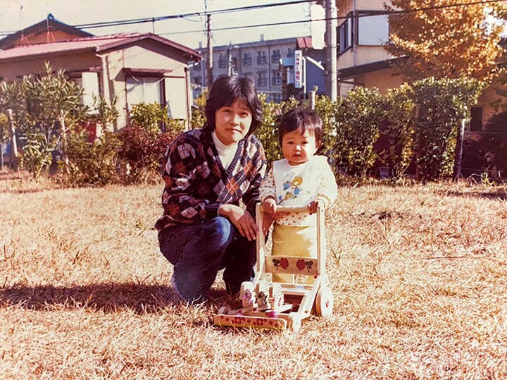 幼い頃に住んでいた神奈川県藤沢市にて、筆者と母　COURTESY TOMOKO KUBOTA