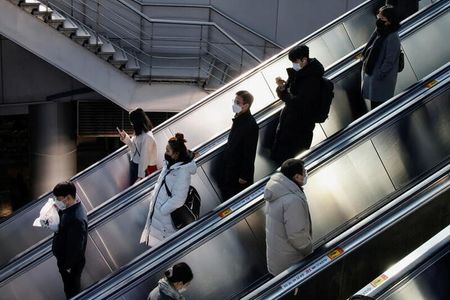 　１２月８日、韓国国会は伝統的な年齢の数え方である「数え年」廃止し、国際的に広く使われている「満年齢」に統一する法案を可決した。写真はソウルで２０２１年１２月撮影（２０２２年　ロイター／Heo Ran）