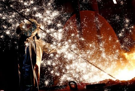 ３月２日、ＩＨＳマークイットが発表した２月のユーロ圏製造業購買担当者景気指数（ＰＭＩ）改定値は４９．２と、速報値の４９．１から上方修正された。写真は独ドゥイスブルグの鉄工場で撮影（２０２０年　ロイター/Wolfgang Rattay）