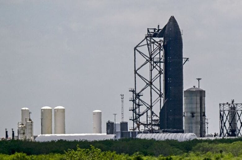 5月15日、米テキサス州スターベースにあるスペースXのロケット試験施設で発射準備が行われるスターシップ39号。 REUTERS/Steve Nesius