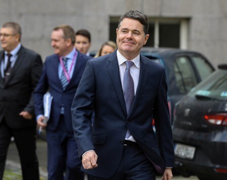 アイルランドのドナフー財務相（写真手前）は３日、今年の財政黒字は対国内総生産（ＧＤＰ）比０．４％となり、予想を上回るとの見通しを示した。ダブリンで１０月撮影（２０１９年　ロイター／Lorraine O\'Sullivan）