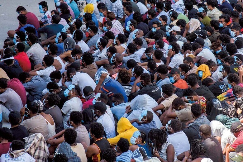 ミャンマーのミャワディにある詐欺拠点KKパークに監禁され、犯罪行為に従事させられていた人々（2月26日）　REUTERS