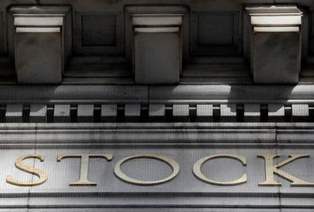 　米国の株価と債券価格は今年に入って急落している。写真はニューヨーク証券取引所前で２０２１年１月撮影（２０２２年　ロイター／Mike Segar）