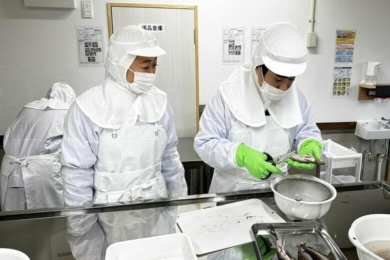障害がある従業員と女性管理職の働く様子
