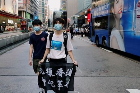 　７月３日、香港政府は、抗議デモ参加者がよく使用するスローガン「光復香港、時代革命（香港を取り戻せ、時代の革命だ）」について、分離主義や政権転覆の意味があるとし、香港国家安全維持法（国安法）の下で対象となる犯罪に該当するとの見解を示した。写真は香港で５月撮影（２０２０年　ロイター／Tyrone Siu）