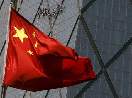　１１月１９日、中国は市中銀行向けの短期貸出金利を引き下げ ると発表した。写真は北京中心地にはためく同国国旗。４月２０日撮影。（２０１５年　ロイター／Kim Kyung Hoon）