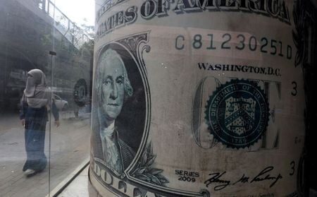 終盤のニューヨーク外為市場ではドルが主要通貨に対して上昇。米連邦公開市場委員会（ＦＯＭＣ）議事要旨を受けて利益確定の動きが出たという。カイロで３月撮影（２０２０年　ロイター/AMR ABDALLAH DALSH）
