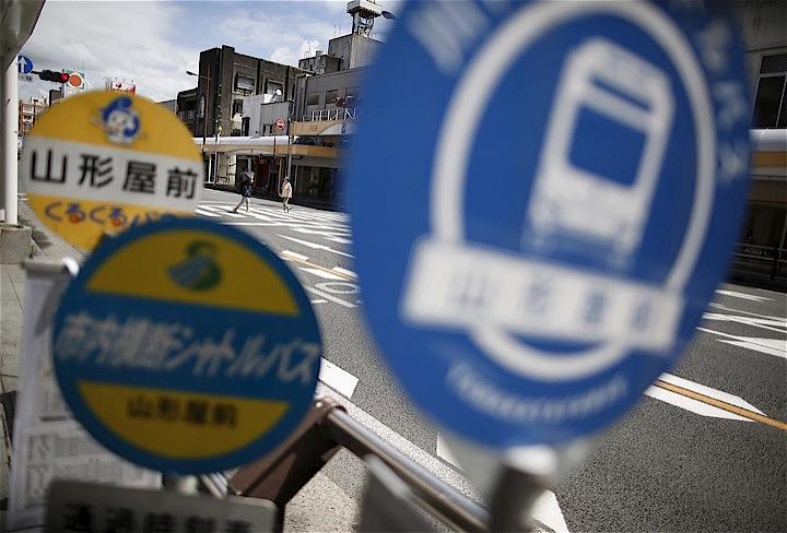 政府は未来投資会議（議長・安倍晋三首相）で、地方銀行や路線バスの運行会社の経営統合を認めやすくする議論を本格化させた。ただ、人口減少に歯止めがかかっておらず、合従連衡で「地方消滅」の危機から脱することができるかは微妙だ。写真は鹿児島県内で2015年撮影（2019年　ロイター/Issei Kato） - GF10000153595