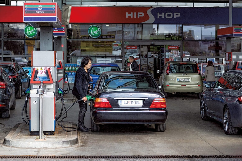自家用車は1日に50リットルまで　ANTONIO BRONICｰREUTERS