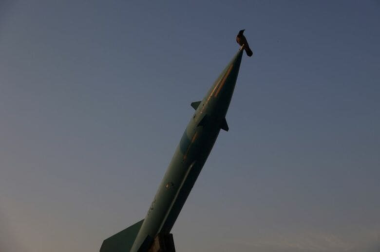 2025年11月、テヘランにあるイスラム革命防衛隊（IRGC）航空宇宙軍博物館に展示されたミサイル。 Majid Asgaripour/WANA (West Asia News Agency) via REUTERS