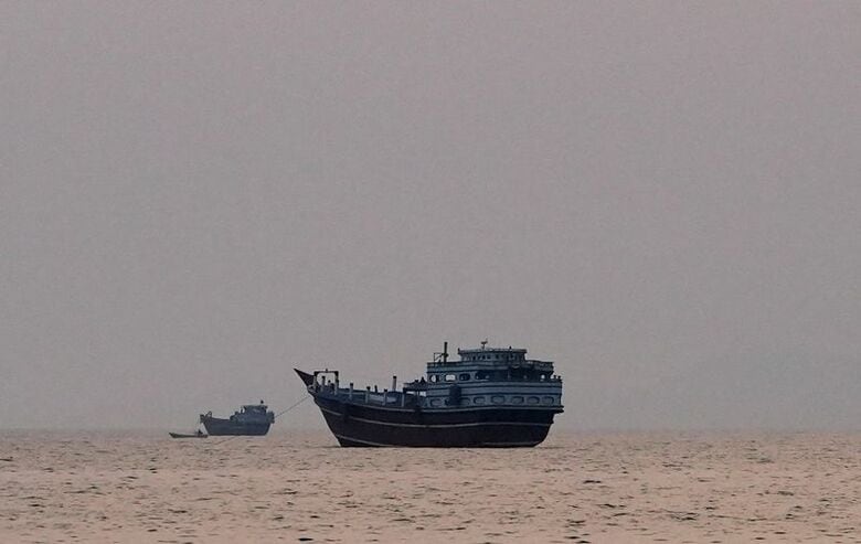 ホルムズ海峡を航行する船舶。オマーン・ムサンダムから２１日撮影。REUTERS/Stringer