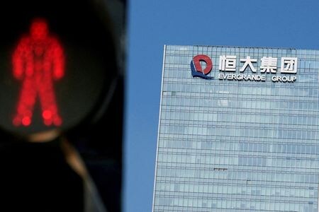経営再建中の中国不動産大手、中国恒大集団の不動産管理子会社、恒大物業集団の株式売買が８月３日、１６カ月ぶりに再開された。朝方の市場で５０％値下がりしている。写真は広東省にある恒大集団の本社。２０２１年９月撮影（２０２３年　ロイター/Aly Song）