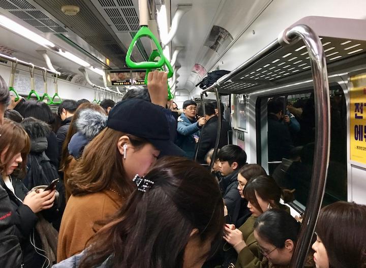 地下鉄内でスマホを見るソウルの人々　　撮影：佐々木和義