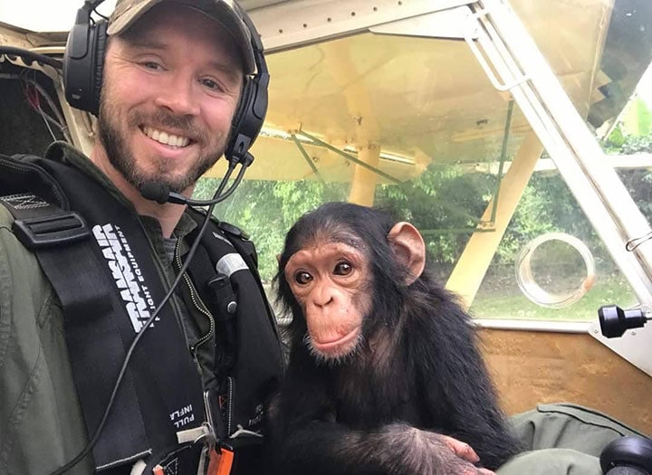 パイロットと小型機に乗るチンパンジーのムッサ　Lwiro Primates/FACEBOOK