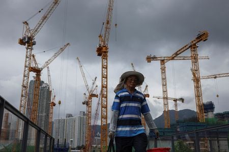 　中国国家統計局が１５日発表した１─８月の不動産投資は前年同期比１２．９％減となった。写真は香港の啓徳地区にある住宅開発の建設現場。５月撮影（２０２５年　ロイター/Tyrone Siu）