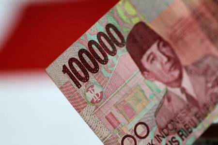　４月２５日、インドネシア中央銀行の高官は２５日、中銀が企業に対し、外貨建て債務について規制で定められた２５％を上回るヘッジを行うよう要請していると明らかにした。先週からのルピア安を受けた措置。写真はルピア紙幣。シンガポールで昨年６月撮影（２０１８年　ロイター／Thomas White）