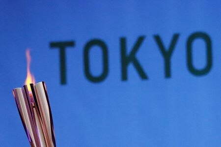 　東京五輪・パラリンピックの開会式まであと１００日、開催国の日本では新型コロナウイルスの感染が再び拡大している。写真は３月、南相馬市で撮影した聖火（２０２１年　ロイター／Issei Kato）