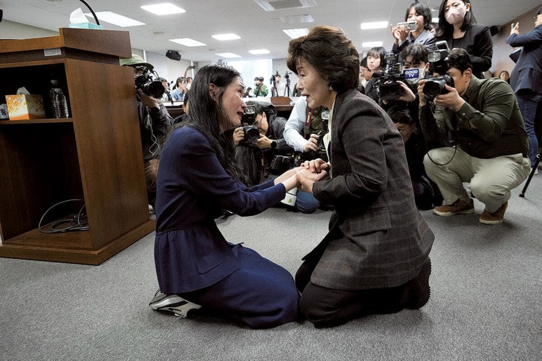 3月の記者会見の場で真実和解委の委員長（右）が実親を捜す女性を励ます　AP/AFLO