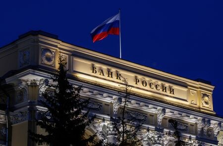 ロシア中央銀行は８日、「友好国」の投資家がモスクワ株式市場で取引を再開できるようにする措置に「非友好国」が便乗するのを防ぐ措置を発表した。中銀本部、５月撮影。（２０２２年　ロイター/Maxim Shemetov）