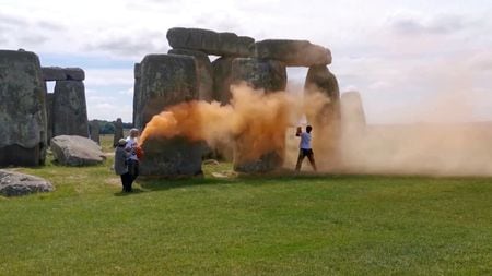 英南西部にある世界遺産の古代巨大遺跡「ストーンヘンジ」に、環境保護団体「ジャスト・ストップ・オイル」のメンバー２人が１９日、オレンジ色のペンキを散布する騒動が発生した。（２０２４年　ロイター/Just Stop Oil）