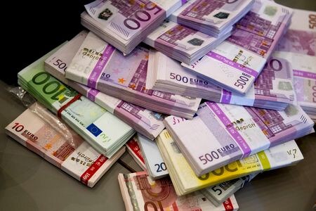 　８月２５日、マネーロンダリング（資金洗浄）や犯罪資金供与対策に取り組む多国間枠組み、金融活動作業部会（ＦＡＴＦ）は公表したドイツについての審査報告書で、同国は世界最大級の金融センターであるにもかかわらず取り締まりが不十分だとする厳しい評価を下した。写真はマネロン対策でドイツの税関が押収した資金。ベルリンで２０１２年３月撮影（２０２２年　ロイター／Thomas Peter）