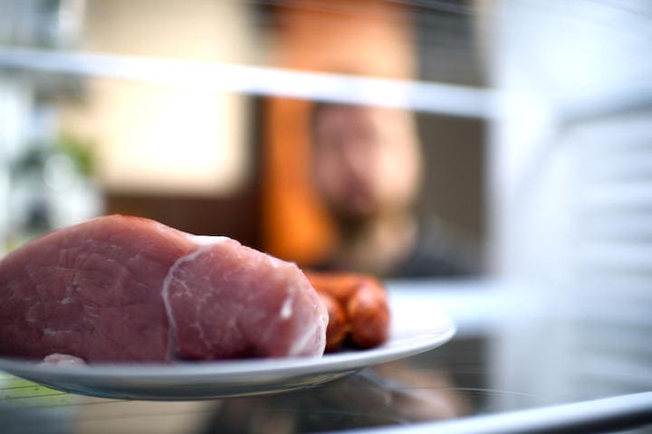 容疑者の家からは血痕のついた電子レンジやナイフが見つかった　EXTREME-PHOTOGRAPHER-iSTOCK.