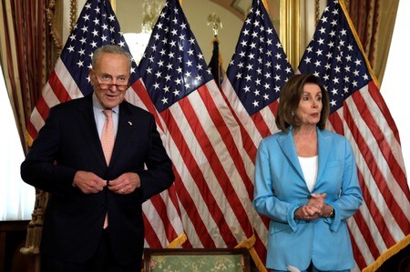 　１０月１５日、米民主党議員団と一部の共和党議員は、トランプ米大統領によるシリアからの米軍撤収決定に反対する決議案を提出した。写真右はペロシ下院議長、左は民主党のシューマー上院院内総務。ワシントンで８月撮影（２０１９年　ロイター／Yuri Gripas）