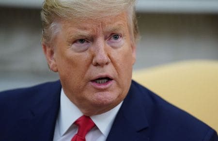 　１２月１７日、米議会下院での「ウクライナ疑惑」を巡るトランプ大統領（写真）の弾劾訴追決議案の採決を翌日に控え、トランプ氏は１７日、弾劾訴追手続きは「違法な党派的クーデターの試み」だと野党・民主党を強く非難した。写真はワシントンで撮影（２０１９年　ロイター/Kevin Lamarque）