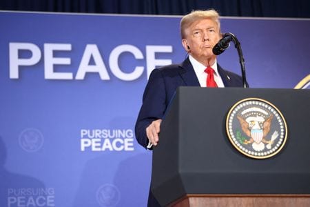 　トランプ米大統領は１５日、中国の習近平国家主席が、トランプ氏が大統領の座にある限り中国は台湾に侵攻しないと述べたと語った。写真は米ロ首脳会談後に会見するトランプ氏。アラスカ州アンカレジで撮影（２０２５年　ロイター/Kevin Lamarque）