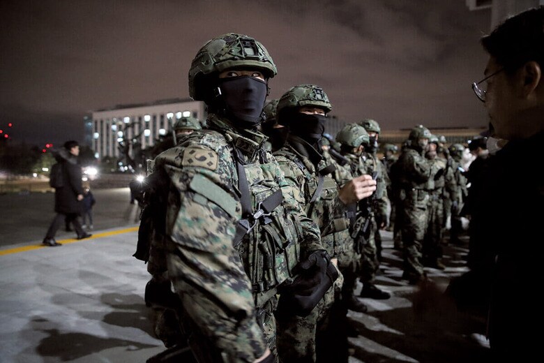 戒厳令の下、国会に向かった韓国軍兵士（12月4日）　CHUNG SUNG-JUN/GETTY IMAGES