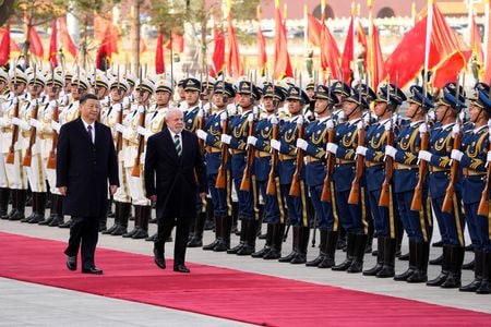 中国の習近平国家主席は１４日、同国を公式訪問中のブラジルのルラ大統領と北京で会談し、両国の実用的な提携を深化させ、農業、エネルギー、インフラ建設などの分野での協力の可能性を探るべきという認識を示した。中国国営中央テレビ（ＣＣＴＶ）が報じた。写真は４月１４日、中国を公式訪問するブラジルのルラ大統領（２０２３年　ロイター／Ken Ishii）