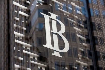 　３月１９日、インドネシア金融サービス庁は、上場企業に対し株主の承認なしに自社株を購入することを認めた。写真は同国中銀のロゴ。２０１９年１月、ジャカルタで撮影（２０２５年　ロイター/Willy Kurniawan）
