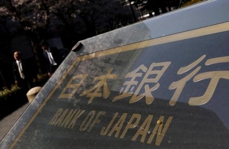　３月１３日、日銀は取引先金融機関を対象にした２０１８年度の考査の実施方針を発表した。低金利環境の長期化や人口・企業数の減少などを背景に地域金融機関を中心に基礎的な収益力の低迷が続く中、引き続き収益力の点検と評価に注力する。都内の日銀本店で２０１６年３月撮影（２０１８年　ロイター/Yuya Shino/File Photo）