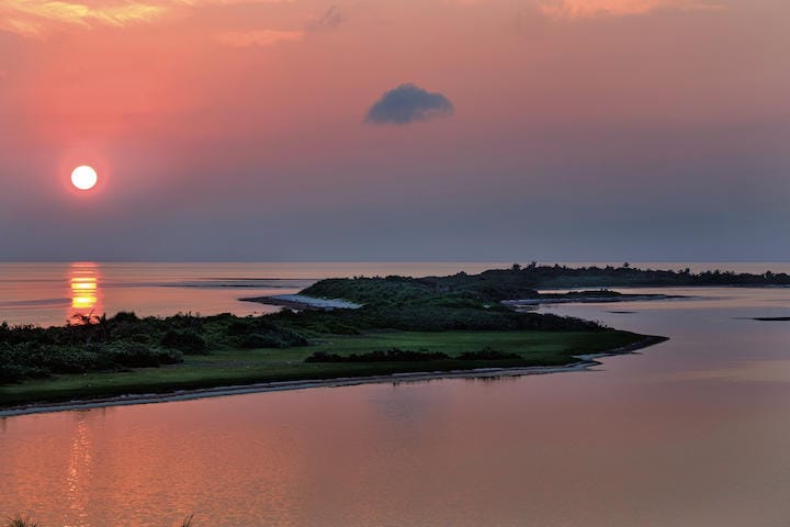 小島と環礁でつくられる東沙諸島はこれまでほとんど注目されてこなかった。台湾が実効支配するが、中国との距離のほうが近い　ALBERTO BUZZOLAーLIGHTROCKET/GETTY IMAGES
