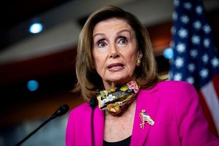 ９月２４日、米下院歳入委員会のニール委員長は、下院民主党が２兆２０００億ドル規模の新型コロナウイルス経済対策を策定しており、来週にも採決が実施される可能性があると表明した。写真は１８日、ワシントンの米議会で記者会見するペロシ下院議長（２０２０年　ロイター/Al Drago）