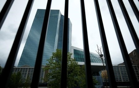 　８月３０日、終盤のニューヨーク外為市場では、ドルが幅広い通貨に対して上昇した。欧州中央銀行（ＥＣＢ）がユーロ高の是正に動くとの思惑が浮上した。フランクフルトのＥＣＢ本部で７月撮影（２０１７年　ロイター/Ralph Orlowski）