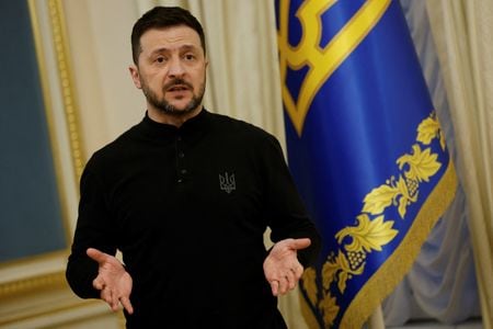 　４月１７日、ウクライナのゼレンスキー大統領（写真）はロシアがウクライナのエネルギー施設への攻撃回数を減らし、代わりに民間インフラを攻撃していると述べた。写真は１日、キーウで撮影（２０２５年　ロイター/Alina Smutko）