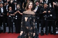 【画像】ぴたぴたのセクシーなトップスに、オーバーサイズのパンツ...人気モデルの「過激写真」に怒りの声