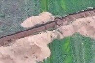 【動画】戦車不足のロシア、「バイクで突撃」の新作戦...塹壕を「ジャンプ失敗」で地面に激突するシーンも