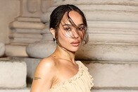 【画像】【動画】「まるでアート」ゾーイ・クラヴィッツのバストトップ全開ルックが賛否両論！