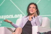 批判集中のフェイスブック、「大人」のシェリル・サンドバーグ退任で市場に衝撃