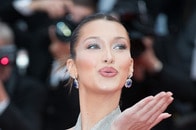 「見えてはいけない部分」が丸見え...ベラ・ハディッドの過激衣装にネット騒然　「着方が違う」「汚い」とツッコミも