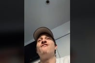 【動画】ミュージシャンの頭上に「巨大ゴキブリ」が落下！ 驚きを咄嗟に歌に変えた「奇跡の瞬間」が大バズり