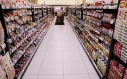 アングル：終わらぬデフレ時代、スーパー業界で価格競争激化　強まる節約志向