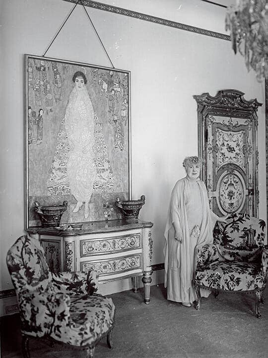 娘の肖像画の傍らに立つ母セレーナ（1930年頃）