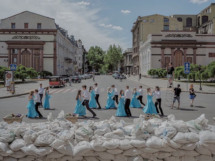 レティシア・ヴァンソン(Laetitia Vançon)<br>
<シリーズタイトル> 『オデーサへの賛歌』<br>
(Tribute to Odesa)<br>
<作品タイトル> 心のままに踊り続けよう(2022年)<br>
▶戦争という「嵐」の真っただ中にありながら、不屈の精神と尊厳を保つウクライナ・オデーサに暮らす人々。その静かな抵抗と希望をたたえる作品<br>
Credit: Courtesy Laetitia Vançon