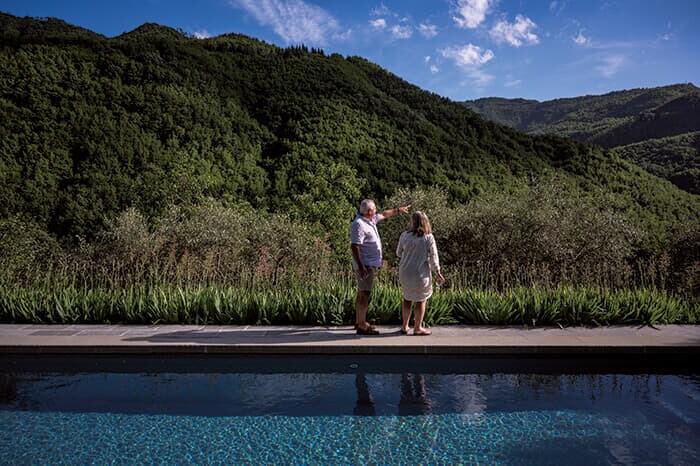 中部トスカーナ州コマーノの集落ピアニェートに移住し、自宅プールでくつろぐイギリス人夫婦