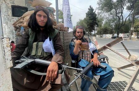 アフガニスタンの全権を掌握したイスラム主義組織タリバンの幹部がロイターのインタビューに応じ、アフガニスタンは評議会により統治され、タリバンの最高指導者ハイバトゥラ・アクンザダ師が実権を握る公算が大きいと述べた。写真は８月１７日、アフガニスタンの首都カブールの検問所のタリバン兵士（２０２１年　ロイター）